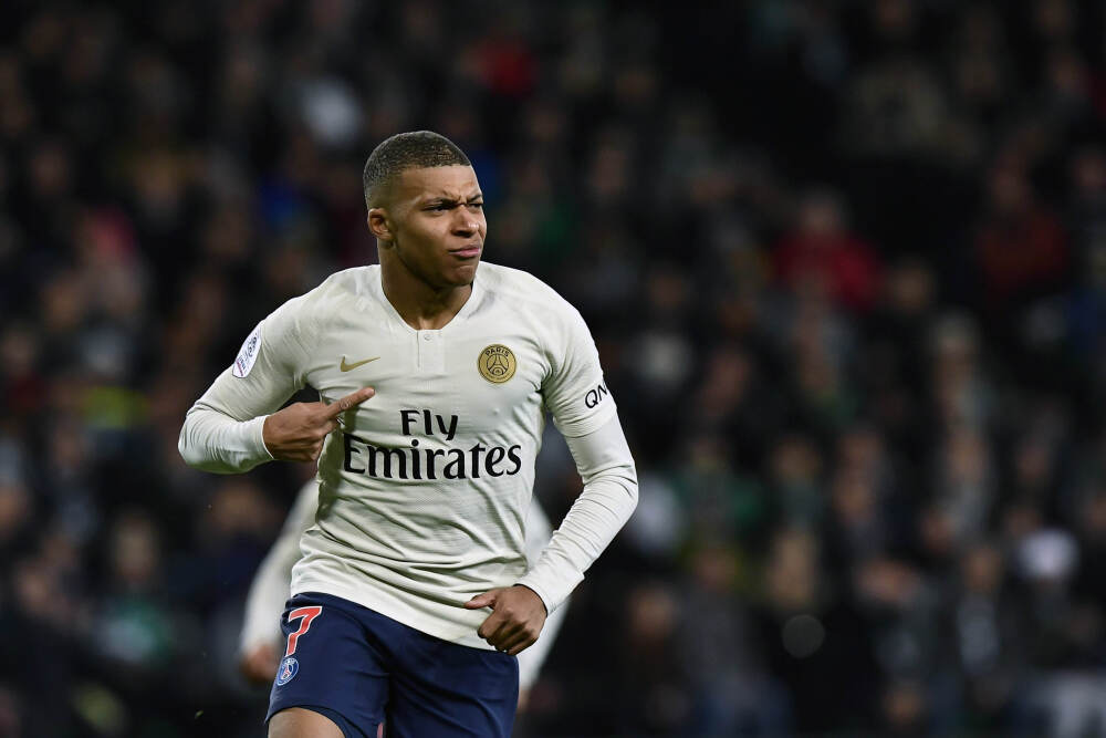 化学武器？杰伦-布朗涂发际线粉上场，结果蹭阿奴诺比和霍兰一团黑